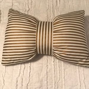 Bow throw pillow